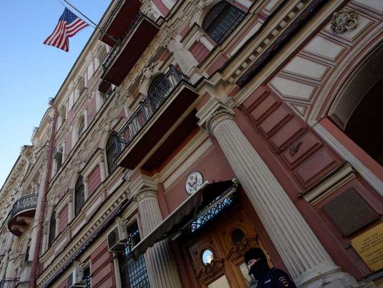  Un officier de police russe monte la garde devant les États-Unis. </span><br />
        <span class=