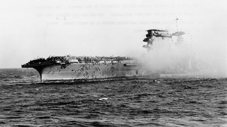  L'équipage survivant de l'USS Lexington, coulé par les Japonais dans la mer de corail, abandonner le navire le 8 mai 1942. Les marins glissent sur les cordes et sont ramassés par des petits bateaux ; le destructeur (à droite) ramasse les malades et les blessés. (Photo par Hulton Archive / Getty Images) </span><br />
        <span class=