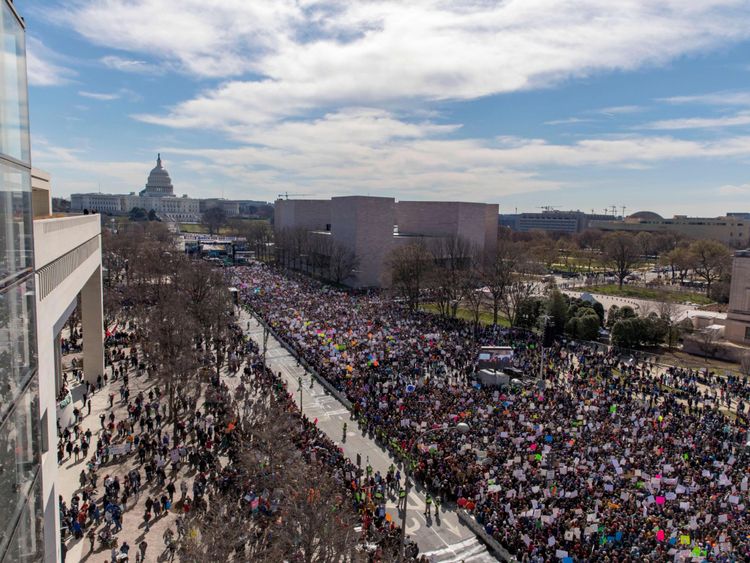  La foule au rassemblement de mars pour nos vies vu du toit du Newseum à Washington, DC 