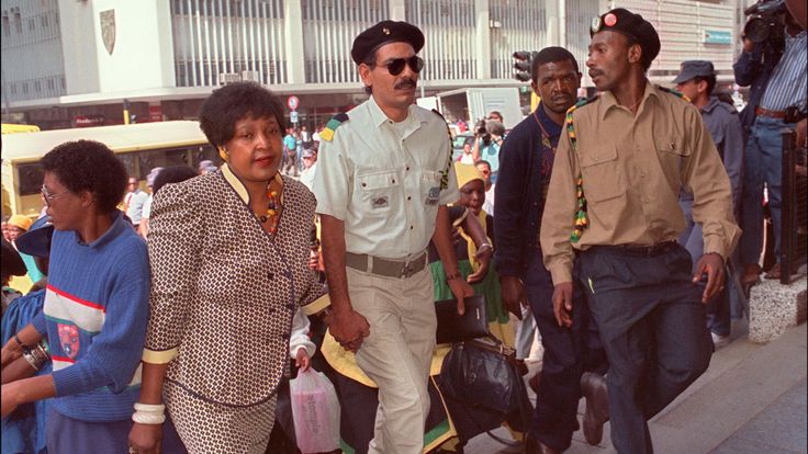  Winnie Mandela (L) arrive au tribunal de Johannesburg, en 1991, pour son procès où elle fait face à des accusations d'enlèvement et d'agression 