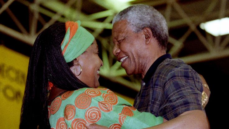  Nelson Mandela félicite Winnie en 1994 après avoir été élue au Comité exécutif national de l'African National Congress (ANC) 