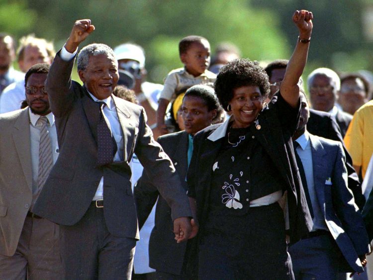  Winnie et Nelson Mandela à sa sortie de prison 