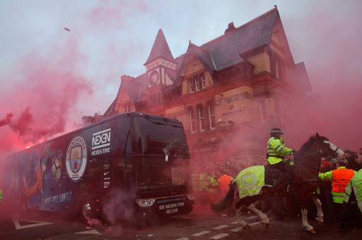 Jurgen Klopp et Liverpool s'excusent après le départ de l'autobus de Man City "indigne de la route" suite à l'attaque des fans