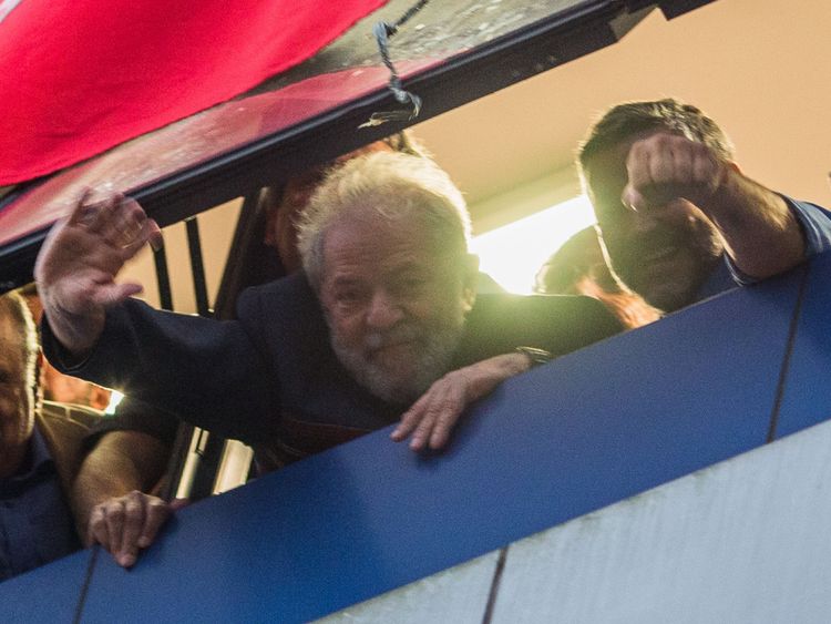  da Silva fait signe à ses partisans à la fenêtre des métallurgistes Union 