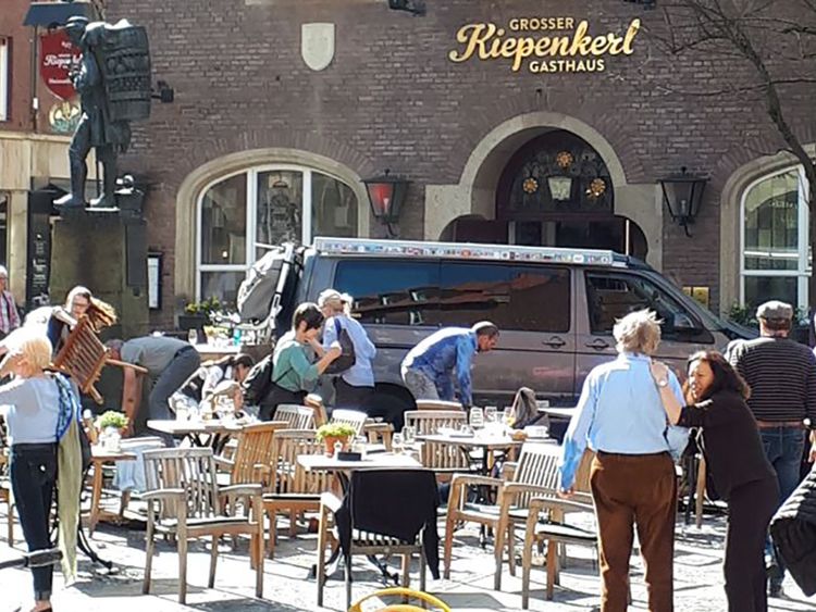  La ​​fourgonnette VW grise qui s'est écrasée dans un restaurant de Munster , tuant deux personnes 