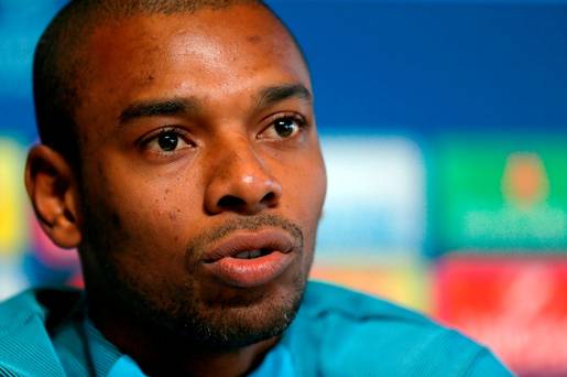 Fernandinho marque une équipe de «long-ball» à Liverpool alors que Manchester City cherche à renverser trois buts d'avance
