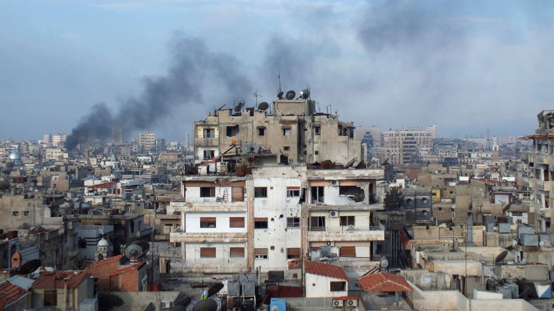  Une fumée monte de l'un des bâtiments de la ville de Homs, en Syrie 11 mars 2013 