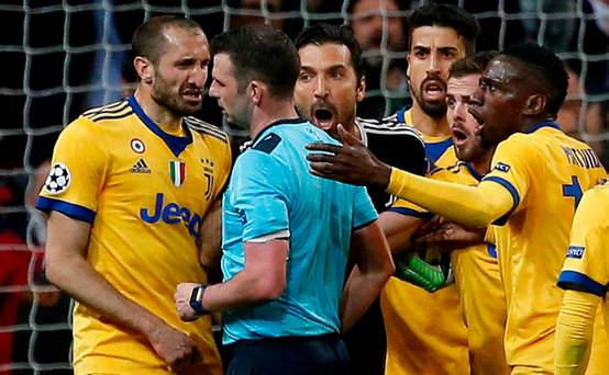 Regardez: "Peu importe si c'était son dernier match" – Eamon Dunphy félicite Michael Oliver pour avoir envoyé Gianluigi Buffon