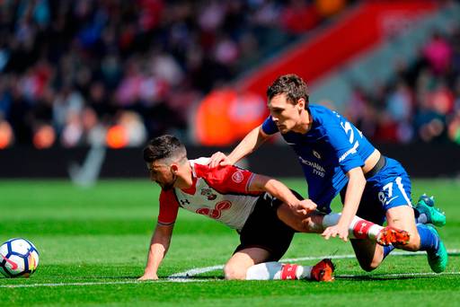 «Y a-t-il une pire référence que Mike Dean? – Les fans de Sky Sports se mettent à fumer après que Shane Long soit resté impuni