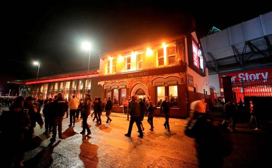 Liverpool accorde la priorité à la sécurité des supporters alors que l'Irlandais est dans un état critique après des affrontements avec les supporters roms
