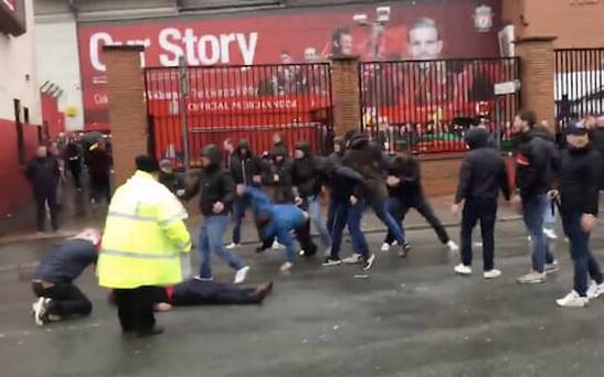 Une histoire de violence: les Roms l'affrontent encore une fois alors que l'Uefa plaide l'impuissance alors que les fans saignent
