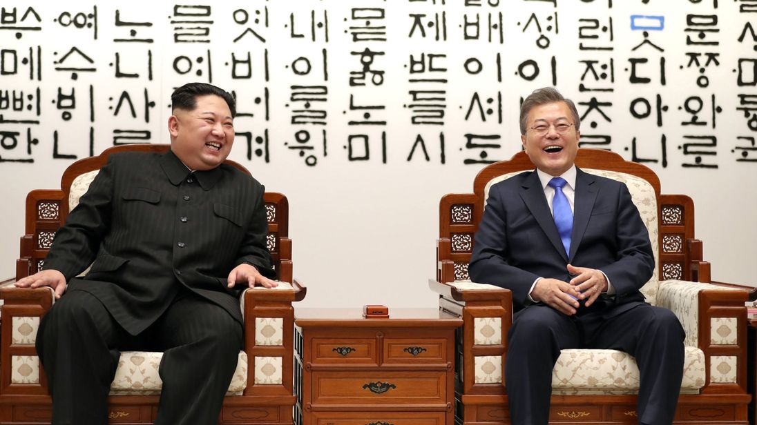 Le président sud-coréen Moon Jae-in s'entretient avec le dirigeant nord-coréen Kim Jong Un lors de leur rencontre à la Maison de la Paix "srcset =" https: // e3.365dm.com/18/04/320x180/skynews-moon-jae-in-kim-jong-un_4293841.jpg?20180427080128 320w, https://e3.365dm.com/18/04/640x380/skynews-moon -jae-en-kim-jong-un_4293841.jpg? 20180427080128 640w, https://e3.365dm.com/18/04/736x414/skynews-moon-jae-in-kim-jong-un_4293841.jpg?20180427080128 736w , https://e3.365dm.com/18/04/992x558/skynews-moon-jae-in-kim-jong-un_4293841.jpg?20180427080128 992w, https://e3.365dm.com/18/04/ 1096x616 / skynews-lune-jae-en-kim-jong-un_4293841.jpg? 20180427080128 1096w, https://e3.365dm.com/18/04/1600x900/skynews-moon-j ae-in-kim-jong-un_4293841.jpg? 20180427080128 1600w, https://e3.365dm.com/18/04/1920x1080/skynews-moon-jae-in-kim-jong-un_4293841.jpg?20180427080128 1920w, https://e3.365dm.com/18/04/2048x1152/skynews-moon-jae-in-kim-jong-un_4293841.jpg?20180427080128 2048w "tailles =" (min-largeur: 900px) 992px, 100vw [19659013] Vidéo: </span><br />
                    <span class=