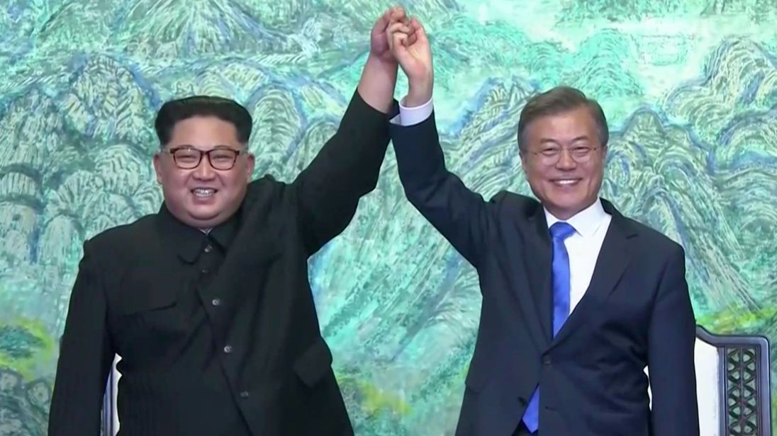  Le président sud-coréen Moon Jae-in et North K Le dirigeant orien Kim Jong Un geste après la signature des accords "srcset =" https://e3.365dm.com/18/04/320x180/skynews-moon-jae-in-kim-jong-un_4293912.jpg?20180427100846 320w, https: //e3.365dm.com/18/04/640x380/skynews-moon-jae-in-kim-jong-un_4293912.jpg?20180427100846 640w, https://e3.365dm.com/18/04/736x414/skynews -moon-jae-en-kim-jong-un_4293912.jpg? 20180427100846 736w, https://e3.365dm.com/18/04/992x558/skynews-moon-jae-in-kim-jong-un_4293912.jpg? 20180427100846 992w, https://camaraderielimited.fr/wp-content/uploads/2018/04/1524993966_249_skynews-moon-jae-in-kim-jong-un_4293912.jpg 1096w, https://e3.365dm.com/18/ 04 / 1600x900 / skynews-lune-jae-en-kim-jong-un_4293912.jpg? 20180427100846 1600w, https://e3.365dm.com/18/04/1920x1080/skynews-moon-jae-in-kim-jong -un_4293912.jpg? 20180427100846 1920w, https://e3.365dm.com/18/04/2048x1152/skynews-moon-jae-in-kim-jong-un_4293912.jpg?20180427100846 2048w "tailles =" (min-width : 900px) 992px, 100vw 