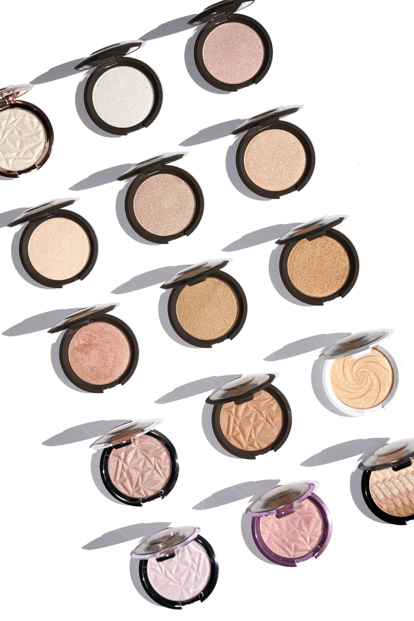  Perfecteur de peau chatoyante Becca Revêtement de surligneur pressé et nuancier de quartz vanille, perle, quartz rose, pierre de lune, opale, Champagne Pop, or rose, topaze, géode chocolat, quartz fumé, ambre bronzé, Dreamsicle , Géode lilas, améthyste prismatique, lueur dégradée via le livre Look beauté 