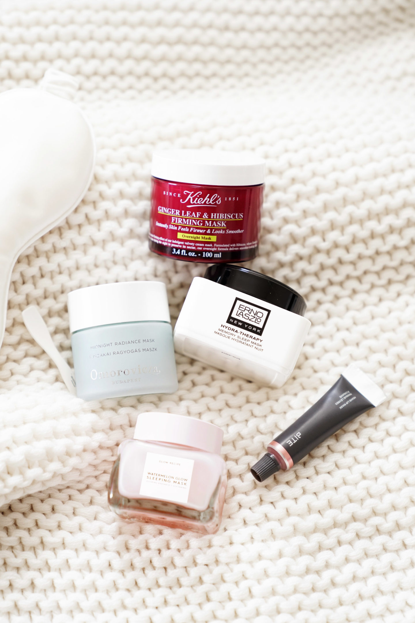  Meilleurs Masques de Sommeil Masque Kiehl's Ginger Leaf et Hibiscus, Erno Laszlo Hydra-Therapy Masque de Sommeil, Omorovicza Midnight Radiance Mask, Glow Pour la plus part du temps, je pensais que les "masques de sommeil" étaient un nom de fantaisie pour la crème de nuit / lotion, mais ils sont vraiment différents dans la texture et la sensation. Il existe une grande variété de masques de sommeil qui feront des choses différentes. Ceux que j'ai essayé ont une sensation de poids plus léger par rapport à une crème. Beaucoup de ceux que j'ai testés ont une texture de gel ou de gelée qui a une finition moins émolliente, donc elle ne recouvre pas tout votre oreiller ou vos cheveux pendant votre sommeil. Avec tous les masques de sommeil que j'ai essayés, je trouve qu'un peu va très loin. Ils viennent généralement avec une spatule à appliquer et certains que je me sens comme je peux utiliser tous les soirs régulièrement et à peine faire une dent même après plusieurs mois. Certaines marques recommandent de mélanger ou de mélanger avant de les appliquer, car les ingrédients peuvent se séparer ou s'installer naturellement. </p>
<ul>
<li> Masque de sommeil Watermelon Recipe Glow * (45 $ pour 2,7 oz / 80 ml) – C'est mon masque de sommeil préféré que j'ai essayé d'ajouter rebondir et l'humidité de la peau. Je l'ai tellement aimé que j'ai probablement acheté au moins une douzaine dans la mini taille pour donner à mes amis et aussi quelques cadeaux ici! Ils appellent ça radiance dans un pot et je pense que c'est juste ça. Pour moi c'est léger mais hydratant. Ça sent délicieusement bon. A l'acide hyaluronique, les AHA et l'extrait de pastèque. Il adoucit et hydrate la peau pendant la nuit.
<ul>
<li> Ingrédients listés ici </li>
</ul>
</li>
<li> Masque Erna Laszlo Hydra-Therapy Memory Sleep * (90 $ pour 40 ml / 1.35 fl oz) – C'est celui que j'ai trouvé un peu trop riche pour moi. Si vous avez une peau normale à sèche ou ne vous dérange pas quelque chose un peu collant celui-ci est génial. C'est un masque de sommeil de mémoire que j'ai trouvé fonctionne pour calmer les rougeurs, enlever les taches sèches et lisser la peau. Je suis très pointilleux avec n'importe quel type de texture et il se sent comme un masque sur la peau quand je m'endors. Cependant, quand je me réveille, la peau est rafraîchie, plus rebondie / ferme et ultra lisse. Cela a extrait de figue de Barbarie, extrait de gingembre vert et extrait de varech.
<ul>
<li> Ingrédients listés ici </li>
</ul>
</li>
<li> Omorovicza Midnight Radiance Mask (125 $ pour 1,7 oz) – Il s'agit d'un masque éclaircissant qui donne à la peau un éclat très frais lorsque vous l'utilisez pendant la nuit. Je l'ai trouvé super léger – il suffit d'appliquer une fine couche et on a presque l'impression d'être de l'eau. Je n'ai remarqué aucun de mes taches solaires ou de la décoloration disparaître avec cela, mais en général, le visage semble plus lumineux. Les ingrédients actifs sont le lys de sable et l'acide salicylique pour exfolier en douceur la peau pendant la nuit. Après l'avoir utilisé, je me réveille avec l'impression que la peau est vraiment rééquilibrée – pas grasse ni sèche. C'est très cher mais un peu trop loin.
</li>
<li> Kiehl's Masque raffermissant au gingembre et à l'hibiscus (54 $ pour 3,4 oz / 100 ml) – C'est l'un des nouveaux masques de Kiehl's. C'est un masque de nuit qui a une texture crème avec une finition veloutée. Les fleurs d'hibiscus se ferment la nuit et c'est dans le masque pour aider à préserver l'humidité. La feuille de gingembre adoucit la peau et les ridules. J'ai commencé à développer des lignes plus visibles sur mon front et ce masque aide certainement à les adoucir. Les rides sont quelque chose que je pense que le botox pourrait aider, mais j'ai vraiment peur des aiguilles et je m'inquiète qu'une fois que je commence c'est quelque chose que je vais devoir continuer à faire pour maintenir. Je vais probablement l'essayer finalement, mais pour l'instant ce masque a vraiment aidé à repulper et raffermir la peau. Pour ce qui est de l'humidité, je dirais que c'est modéré. Si vous avez seulement besoin d'un produit léger et pas une énorme quantité d'humidité, c'est un bon choix.
<ul>
<li> Ingrédients listés ici </li>
</ul>
</li>
<li> Bite Beauty Agave Masque à Lèvres (26 $ pour 15 g) – Mains un de mes traitements de lèvre de nuit préféré. J'ai utilisé plusieurs tubes de la claire. En ce moment, j'ai les options teintées en Champagne et Maple. Il épouse les lèvres et hydrate contrairement à tout autre baume.
</li>
</ul>
<p> Comme vous pouvez le voir ci-dessous, ils sont à peine utilisés mais je vous assure que je les utilise depuis des mois (à l'exception du masque de Kiehl car il vient de sortir). Un peu va vraiment un très long chemin – surtout si vous utilisez les spatules qui viennent avec les masques. </p>
<p> <img decoding=