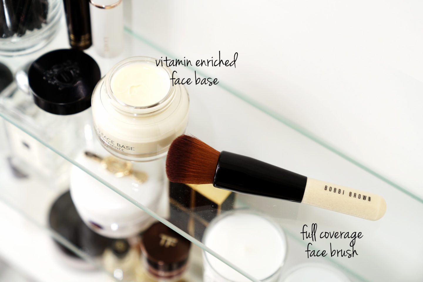  Bobbi Brown Base enrichie de vitamines et examen complet de la brosse pour le visage via The Beauty Look Book 