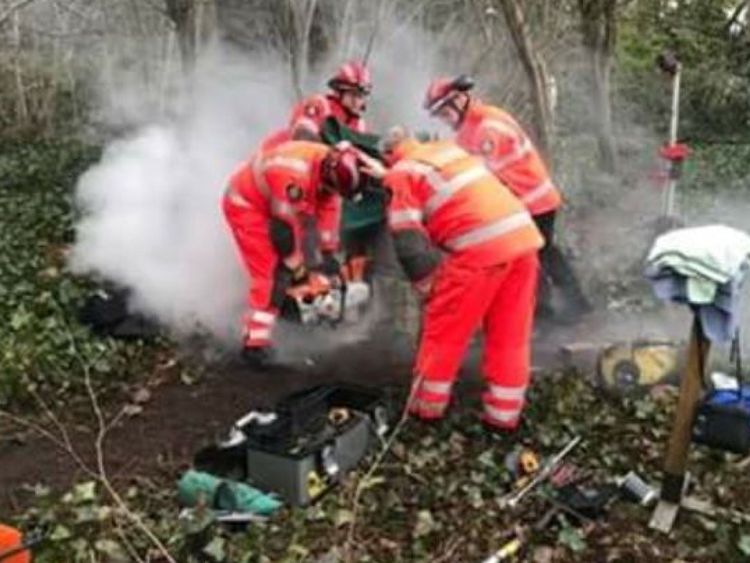  Une scie a dû couper la pierre en deux pour sortir l'écolier 