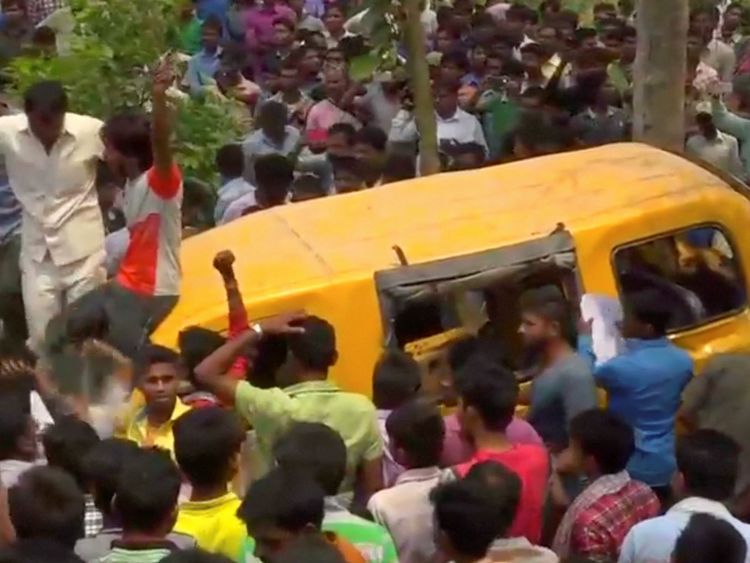  Les parents choqués et les parents des enfants se sont précipités sur le site de l'accident 