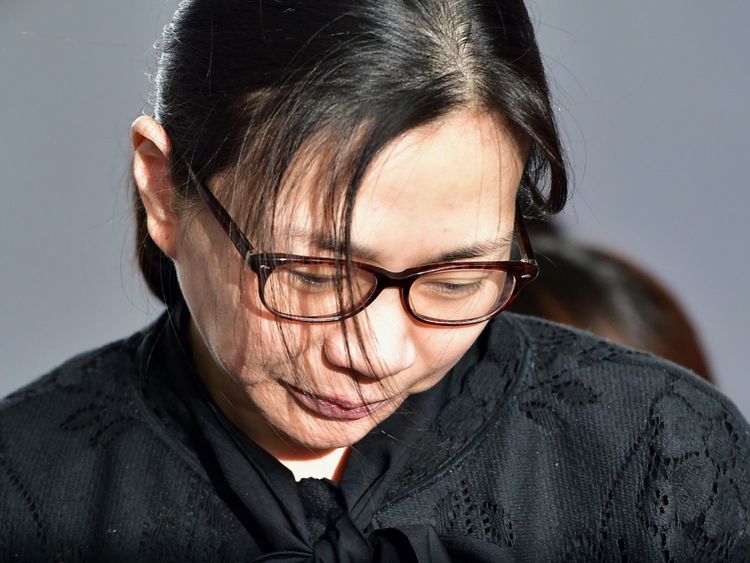  Cho Hyun-Ah, une ancienne dirigeante de Korean Air (KAL), est entourée de journalistes après avoir été condamnée à une peine d'emprisonnement. a été libérée par un tribunal d'appel de Séoul le 22 mai 2015, après avoir été emprisonnée pendant un an en février pour avoir perturbé un vol dans la rage contre les noix de macadamia 