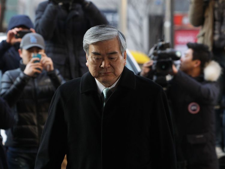 Cho Yang-Ho, président-directeur général de Korean Air, arrive à la Cour du district de Séoul le 30 janvier 2015 à Séoul, en Corée du Sud. Le président de la Korean Air Lines Co. Cho Yang-ho a comparu devant le tribunal en tant que témoin dans le procès sur l'obstruction alléguée de sa fille aînée Cho Hyun-ah de la sécurité de l'aviation dans la «rage de noix». incident 