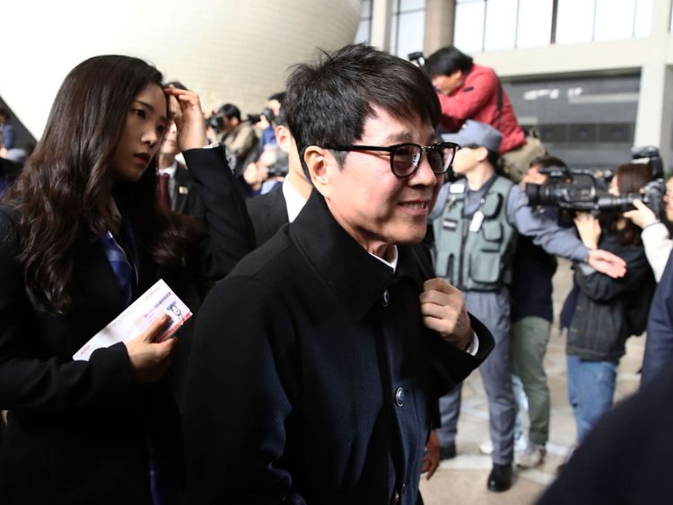  SEOUL, CORÉE DU SUD Cho Yong-Pil part en Corée du Nord à l'aéroport de Gimpo le 31 mars 2018 à Séoul, en Corée du Sud. La Corée du Sud a accepté d'envoyer une troupe d'art de 160 membres en Corée du Nord pour des représentations conjointes prévues les 1er et 3 avril, en prévision d'un sommet intercoréen. (Photo par Chung Sung-Jun / Getty Images) 