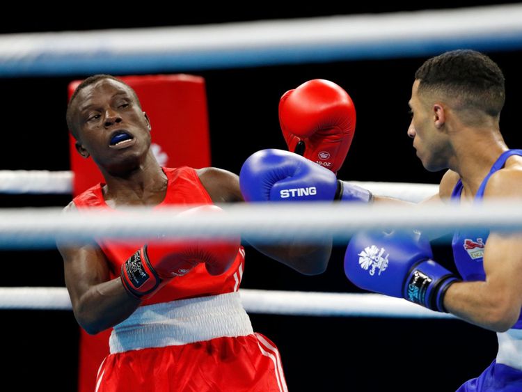  Simplice Fotsala (dans le rouge) en compagnie de l'Angleterre Galal Yafai 