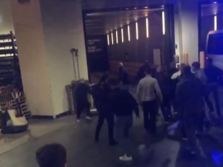  Des gens ont tenté d'empêcher McGregor de prendre l'autobus. Pic: Felice Herrig / Instagram 