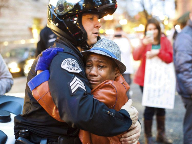  Sgt. Bret Barnum et Devonte Hart en 2014. Photo: Johnny Nguyen 