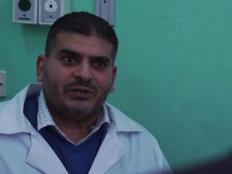  Le Dr Ayman Harb décharge des patients gravement blessés pour faire place à d'autres 