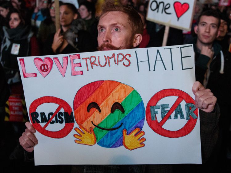  LONDRES, ANGLETERRE - 20 FÉVRIER: Un manifestant brandit une pancarte lors d'un rassemblement sur la place du Parlement contre la visite d'État du président américain Donald Trump au Royaume-Uni le 20 février 2017 Londres, Angleterre. Les députés au Parlement débattront de la visite d'État de M. Trump au Royaume-Uni après qu'une pétition contre lui eut atteint 1,8 million de signatures. (Photo par Jack Taylor / Getty Images)
