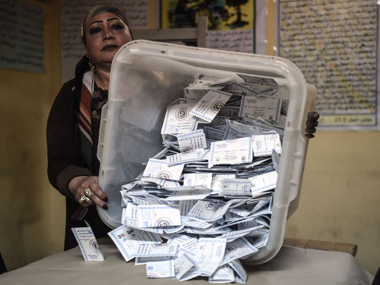  TOPSHOT - Les travailleurs électoraux trient les bulletins de vote à la fin du dernier jour de l'élection présidentielle égyptienne au Caire , Egypte, 28 mars 2018 
