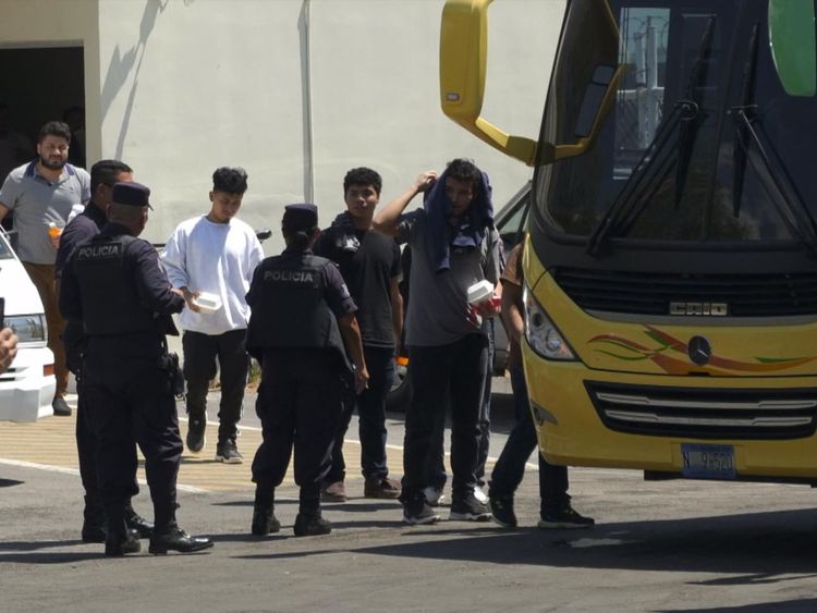  Les expulsés des États-Unis arrivent au Salvador 