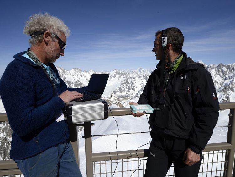  Dr Cauchy effectuant des tests de maladie d'altitude. en 2013 