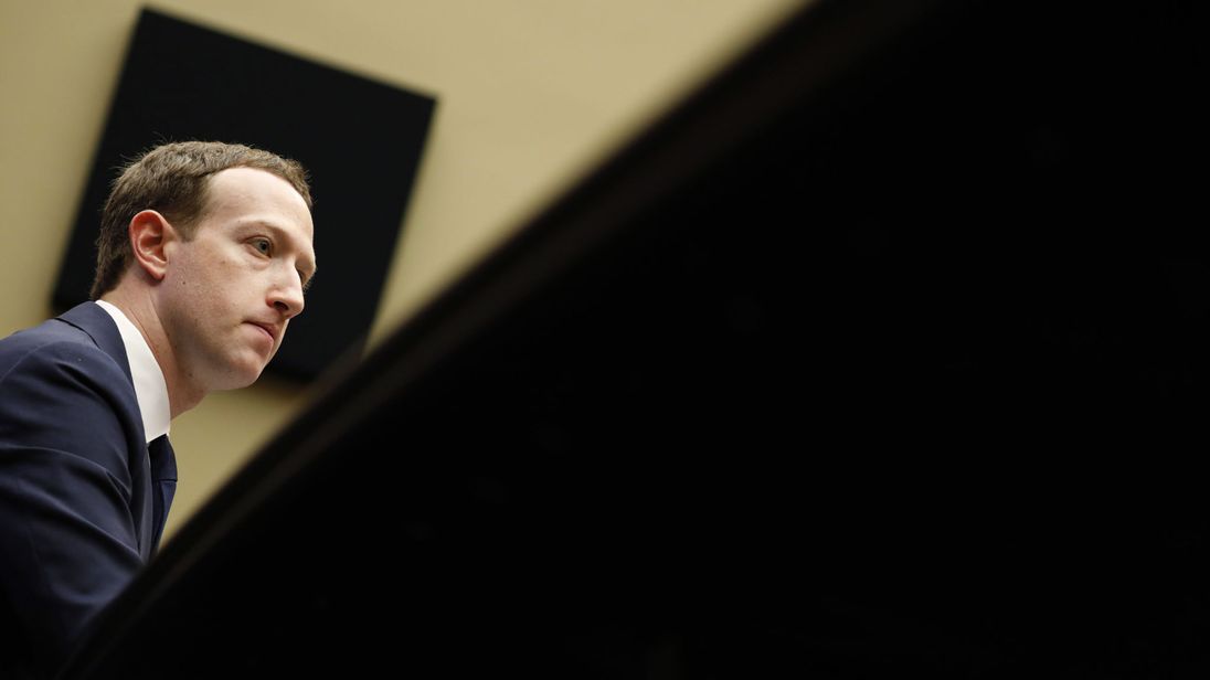  Le PDG de Facebook, Mark Zuckerberg, témoigne devant la Commission de l'énergie et du commerce Washington, États-Unis, 11 avril 2018. REUTERS / Aaron P. Bernstein 