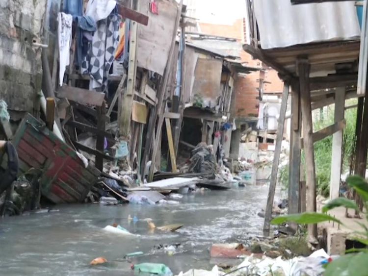  rêve de sortir de la favela [1 9659037] Une charité nourrit chaque jour 900 enfants des favelas - ils disent que c'est le seul repas qu'ils recevront. </p>
<p> Ils nourrissaient 1 500 enfants, mais en raison d'un manque de fonds, ils ont dû arrêter les repas pour 600 enfants – une décision qu'ils qualifient de "déchirante". </p>
<p> Pour les enfants qui vivent dans ces conditions, si un agent de football vient avec un ticket, un enfant – une famille – le prendra, sans savoir ce que cela coûtera. [19659003LaplupartdesclubsduBrésilontdesaubergesoùviventleursjeunesjoueursLeBrésilestunpaysimmenseetbeaucoupdegarçonsontdesopportunitésdansdesclubsloindechezeux</p>
<p> A Santos, les plus jeunes joueurs vivent dans des dortoirs sous le stade et les adolescents plus âgés dans une maison voisine. </p>
<div class=