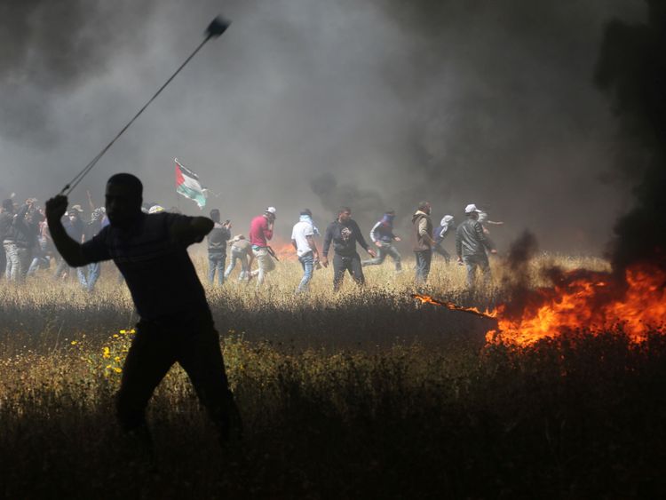  Un manifestant palestinien utilise une fronde pour lancer 
