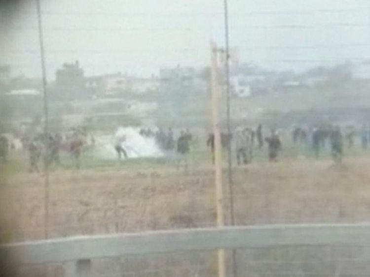  L'armée israélienne a déclaré qu'elle enquêtait sur une vidéo tireur d'élite de l'armée de tir un Palestinien immobile à travers la frontière, je n Gaza, à qui l'excitation du spectateur. 