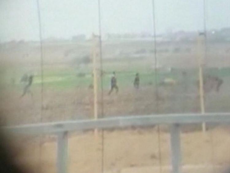  L'armée israélienne a déclaré qu'elle enquêtait sur une vidéo montrant un tireur d'élite israélien tirant sur un Palestinien immobile de l'autre côté de la frontière à Gaza, à l'effervescence du spectateur. 