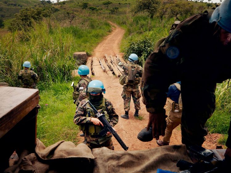  Les soldats de maintien de la paix de l'ONU retournent dans leur véhicule de patrouille dans la région de Djugu 