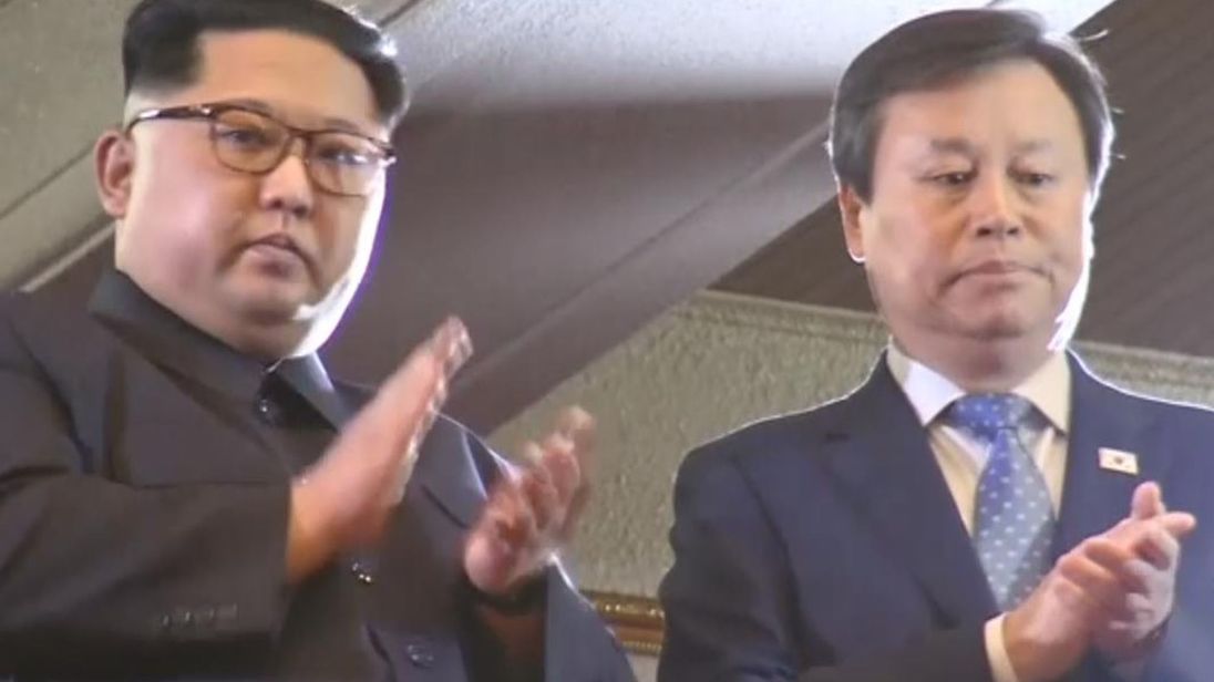  Km Jong Un regarde un concert de musique par des stars sud-coréennes 