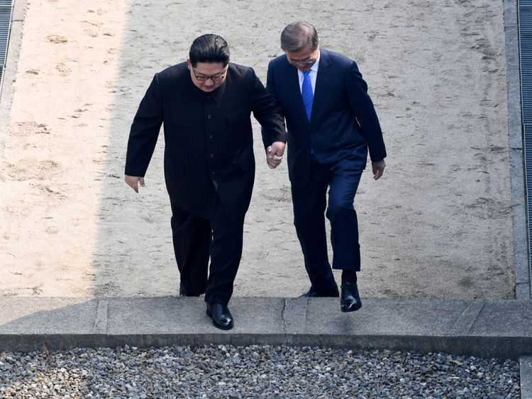  Le président sud-coréen Moon Jae-in et le dirigeant nord-coréen Kim Jong Un 