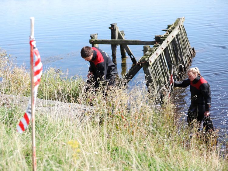  Les membres de l'Agence danoise de gestion des urgences (DEMA) Kalvebod Faelled à Copenhague le 23 août 2017 à la recherche des corps étrangers manquants de la journaliste Kim Wall près du site où son torse a été retrouvé le 21 août 