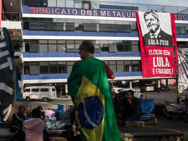  Les partisans de Lula se rassemblent devant les métallurgistes. Le quartier général de l'Union 