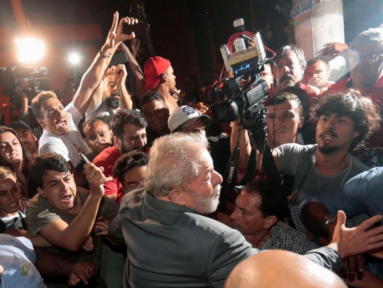  Luiz Inacio Lula da Silva quitte l'acier Lula quitte le syndicat des travailleurs sidérurgiques à Sao Bernardo do Campo </span><br />
      </figcaption></figure>
</div>
<p> L'impasse fait suite à une tentative infructueuse de l'équipe juridique de Lula de persuader la Cour suprême du Brésil de suspendre une décision du tribunal inférieur de se rendre en prison. </p>
<p> il a été vu agitant des fenêtres du bâtiment, avec la police réticente à agir par crainte des heurts. </p>
<p> L'union était où l'ancien président a commencé son ascension au pouvoir politique. Il a gravi les échelons en tant que jeune homme et a été arrêté à plusieurs reprises dans les années 1980 pour avoir organisé des grèves avant d'être élu en 2002. </p>
<p> Quand Lula a quitté son poste, il était une célébrité internationale. L'ancien président des États-Unis, Barack Obama, a déclaré qu'il était «l'homme politique le plus populaire sur Terre» </p>
<div class=