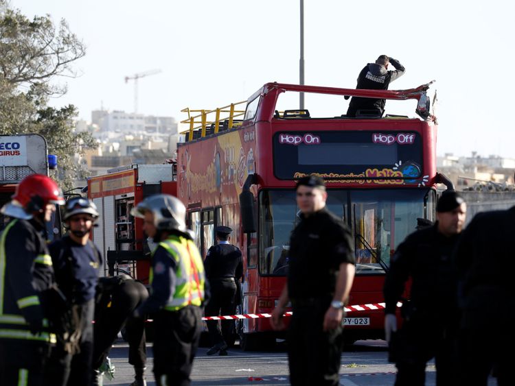  L'autobus touristique à toit ouvert s'est écrasé branche à Zurrieq 