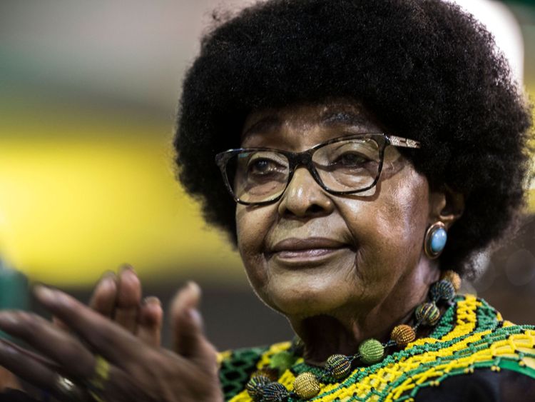  Winnie Mandela est décédée à l'âge de 81 ans [196WinnieMandelaestdécédéeàl'âgede81ans</span><br />
      </figcaption></figure>
</div>
<p> "Elle a gardé la mémoire de son mari emprisonné Nelson Mandela vivant pendant ses années à Robben Island et a contribué à donner à la lutte pour la justice en Afrique du Sud un de ses visages les plus reconnaissables. </p>
<p> "Elle consacra la plus grande partie de sa vie d'adulte à la cause du peuple et pour cela fut connue de loin comme la Mère de la Nation." </p>
<p> Ils invitèrent ses partisans à célébrer le cadeau de sa vie. Winnie Mandela (à gauche), et Graca Machel (C), veuve de Nelson Mandela, se tiennent près de son cercueil en 2013 « /></p></div><figcaption class=