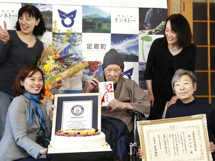 Masazo avec sa famille alors qu'il reçoit le certificat Guinness World Records