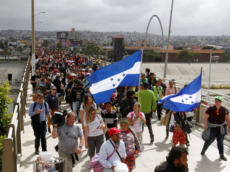  300 demandeurs d'asile traversent le pont à Tijuana jusqu'à la frontière américaine 