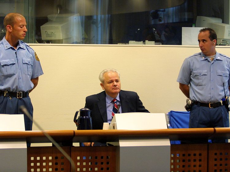  Milosevic à son procès à La Haye en 20 02 