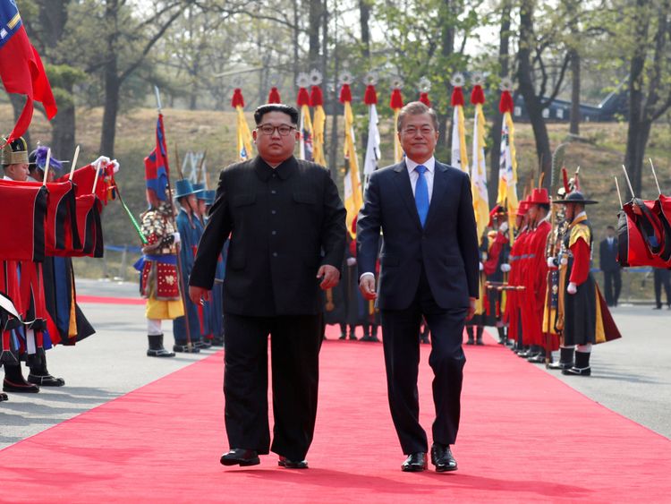  Le président sud-coréen Moon Jae-in se promène avec le dirigeant nord-coréen Kim Jong Un. Trêve village de Panmunjom 